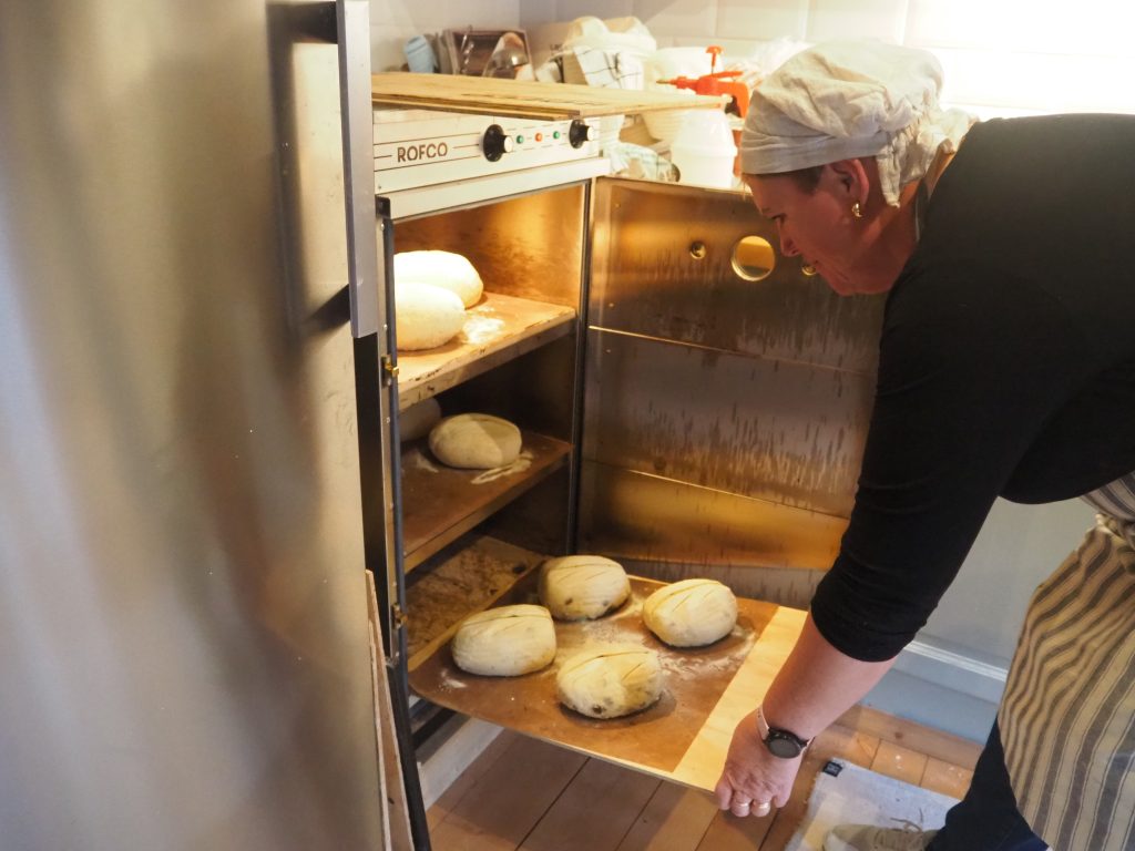 Bakstebua i Askekjerran 5 Tre etasjer fylles i den elektriske steinovnen.