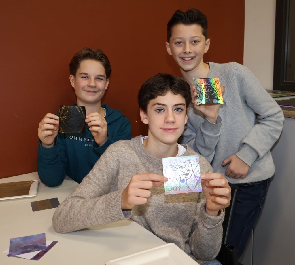 Jacob, Lucas og bak Ognen, viser kunstverk de har laget som stilles ut på Søgne gamle prestegård fra 7. desember.