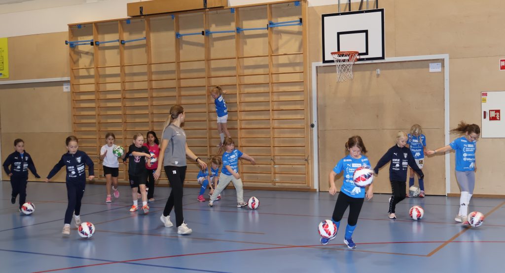 Det er full fart på trening i fotball jenter 2017-2020.