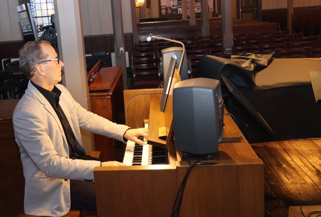 Roar ser fram til å spille på julegudstjenestene, og få folk til å synge med.