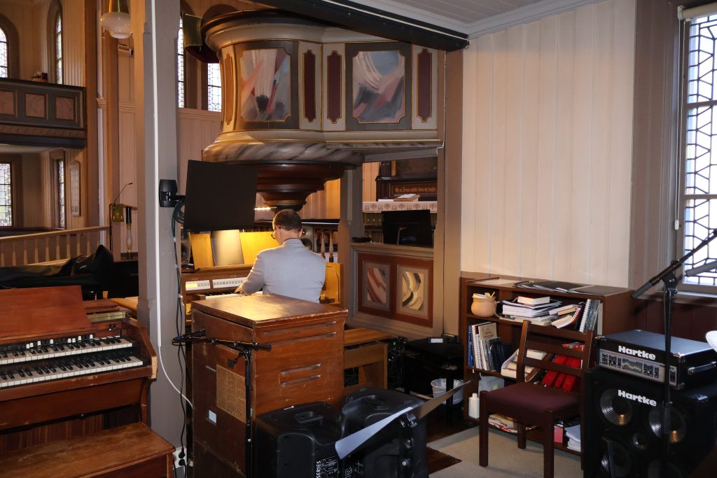 Roars "orgelhjørne" i Søgne hovedkirke.