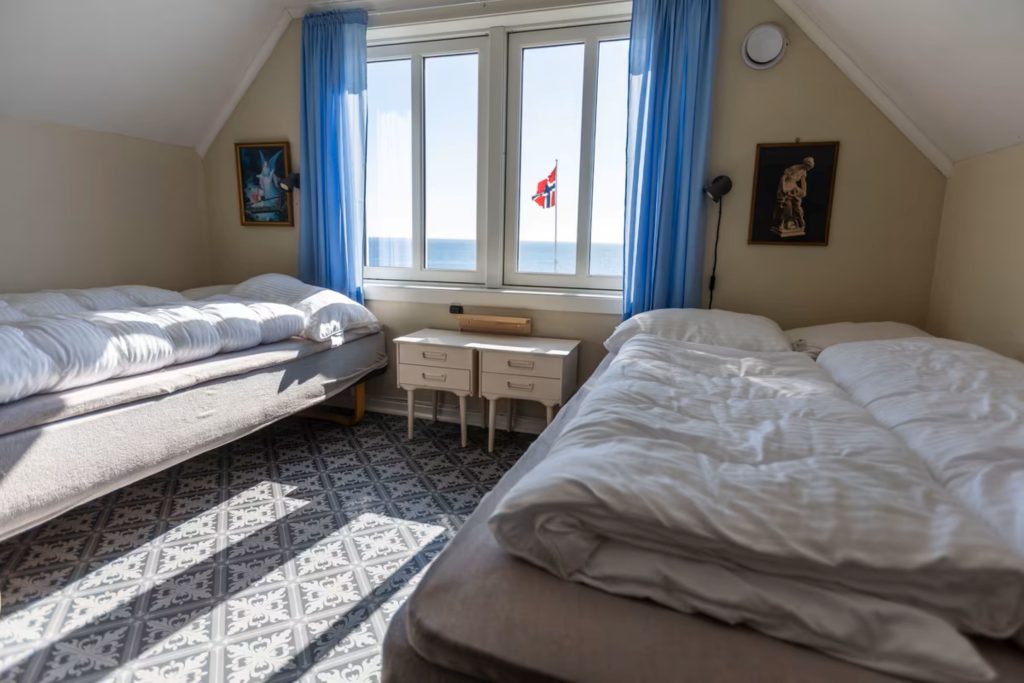 Utsikten fra et av rommene på Songvår fyr.