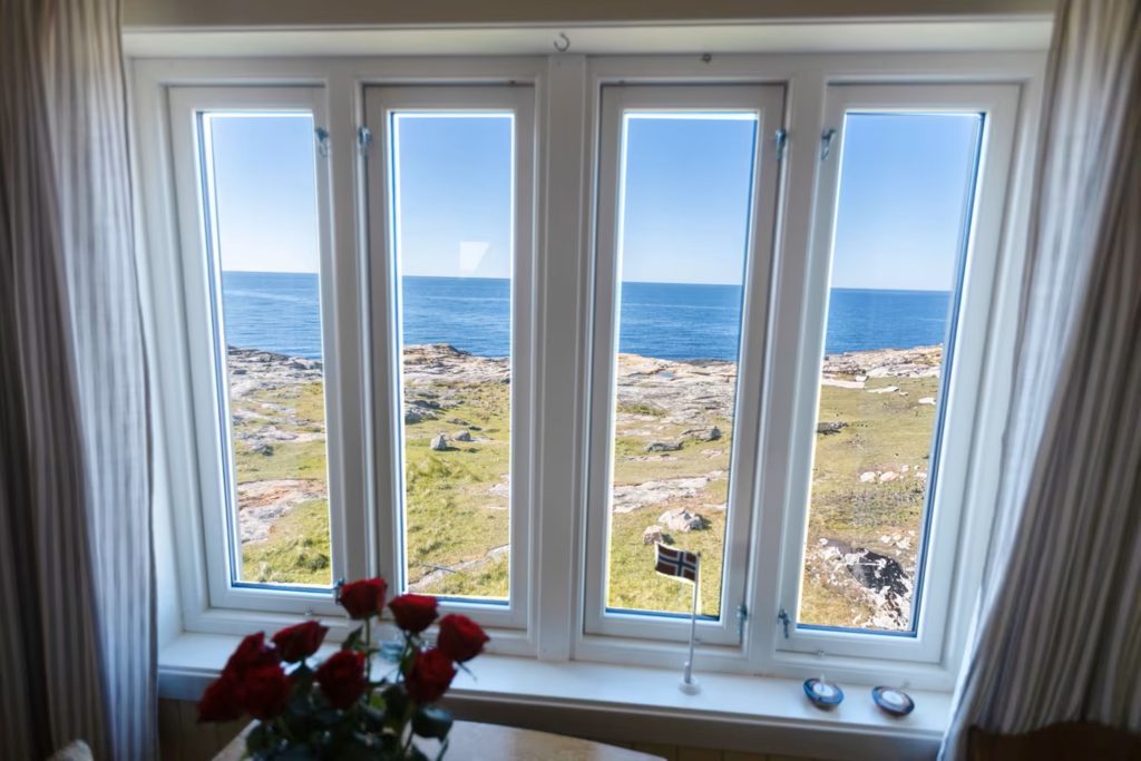 Utsikten fra stua i fyrvokterboligen er det ingen ting å si på, og bør friste noen til å bli med!