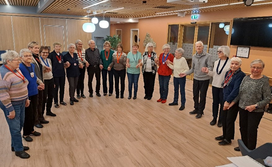 Nyttårshilsen fra Seniordansen på Kleplandstunet 1 Dans på Kleplandstunet, vi var bare 18 stykker på onsdag, pga dårlig vær.