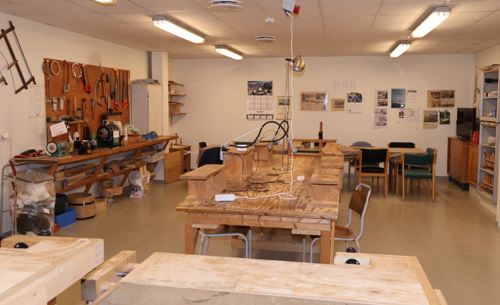 Rundt langbordet i enden av lokalet løses nok verdensproblemer og det snakkes om løst og fast.