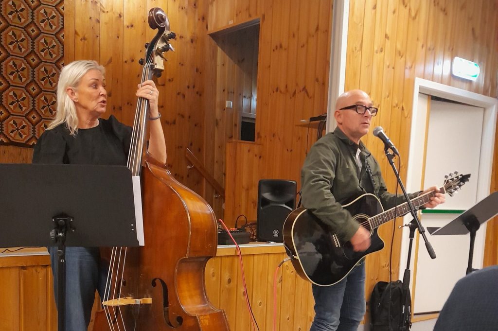 Ellen Frøyså og Harald Eikeland stod for det musikalske innslaget. (Foto Torleiv Roland)